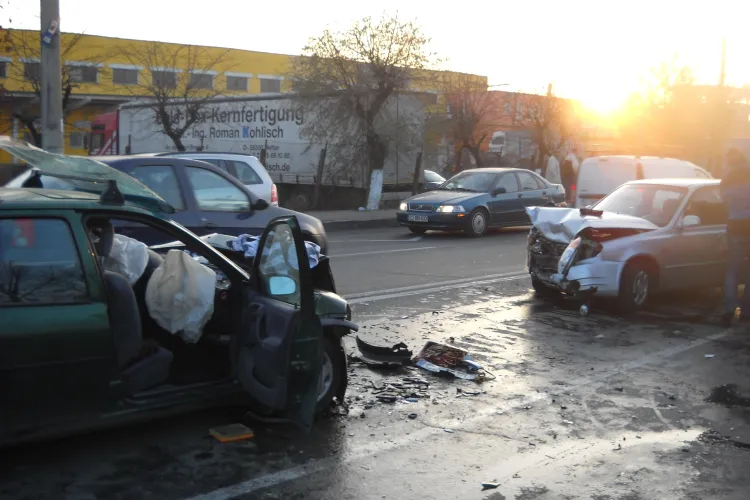 Accident pe Traian Vuia! Trei persoane au fost incarcerate VIDEO
