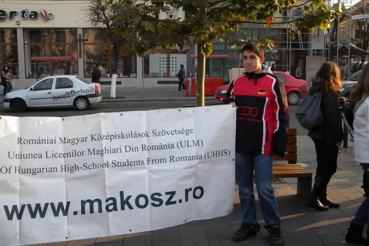 Flash mob al elevilor maghiari impotriva ministrului Funeriu, in Piata Unirii