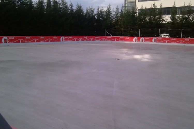 O alta surpriza de 1 decembrie pentru clujeni. Se deschide patinoarul de la Iulius Mall.
