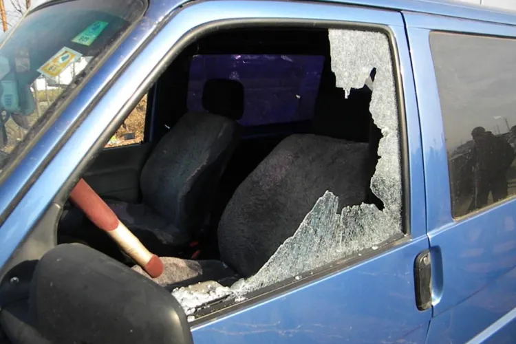 Masini vandalizate in targul de masini de la Gilau: roti taiate, parbrize sparte si tabla zgariata VIDEO EXCLUSIV