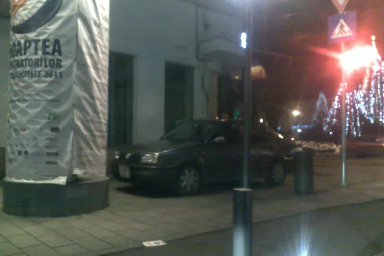 A parcat pe trotuar, in usa Cercului Militar Cluj! Masinile inca nu se ridica in Cluj-Napoca