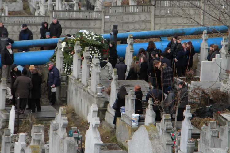 Iulia Plaian, condusa pe ultimul drum de familie, colegii de la Cosbuc si prieteni FOTO