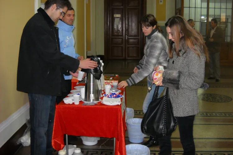 A inceput campania "Hai la o cafea". Organizatorii spera sa adune cat mai multi bani pentru studentii orfani FOTO si VIDEO