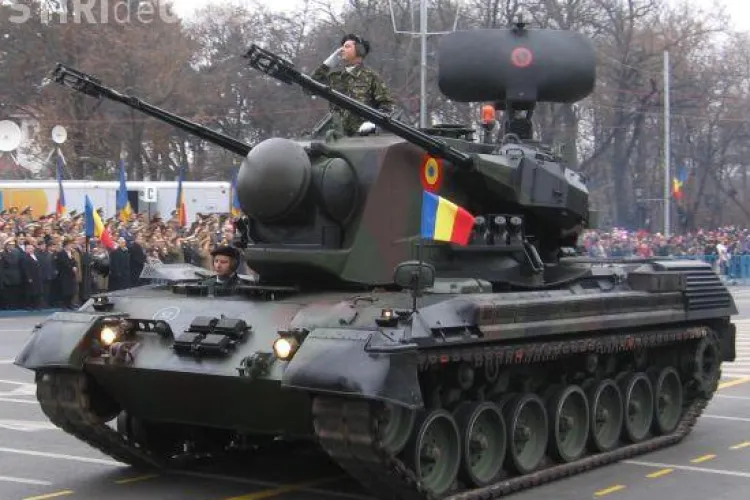 Parada militara cu tancuri la Cluj-Napoca, in Piata Avram Iancu, de 1 decembrie