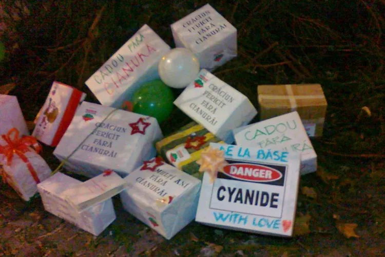  Cadouri fara cianura pentru politicieni asezate sub bradul din Piata Unirii VIDEO