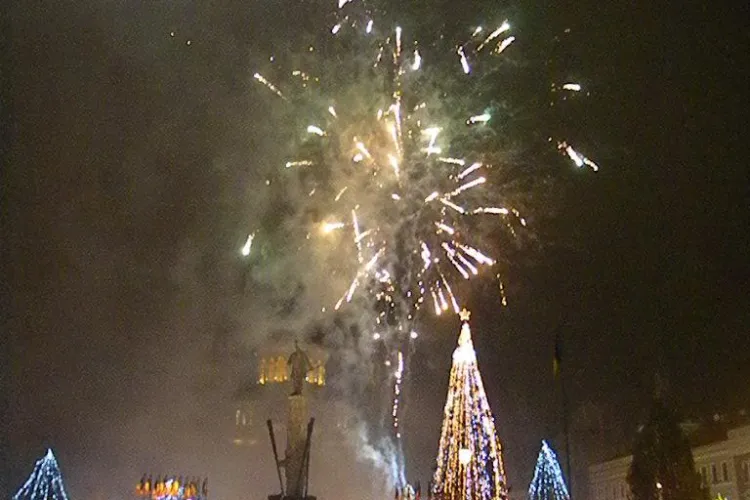 Foc de artificii in Piata Avram Iancu! Cerul a "luat foc", iar clujenii si-au spus "LA MULTI ANI" VIDEO si FOTO