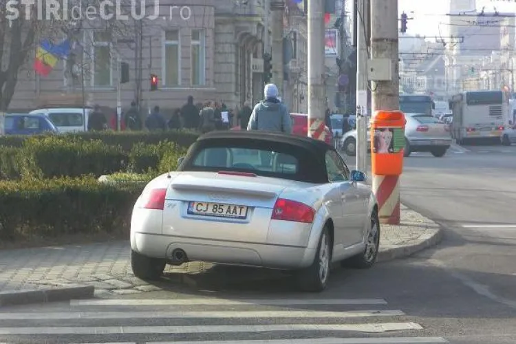 O tanara si-a parcat masina in centrul Clujului. Vezi FOTO UPDATE: Tanara sustine ca i s-a stricat masina