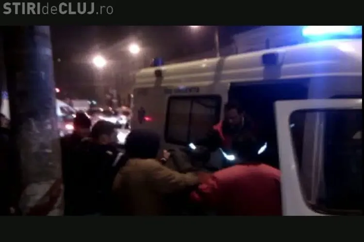 1 decembrie in coma alcoolica la Cluj! Un tanar a fost luat de ambulanta de langa Regionala, dupa ce a cazut lat VIDEO