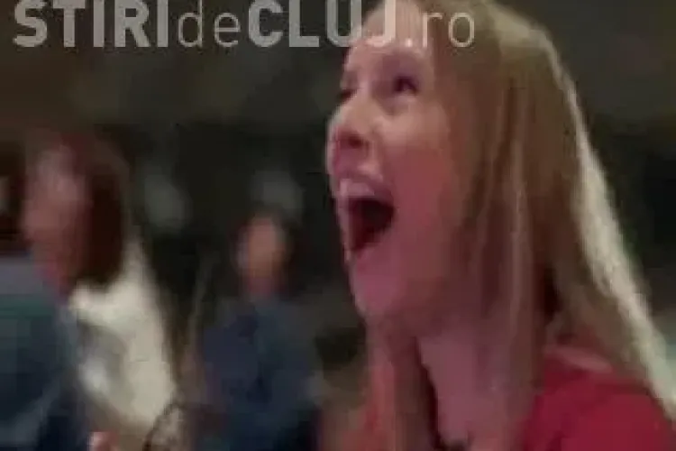 O imagine proiectata pe o cladire "a scos din minti" femeile de pe strada. VIDEO- Vezi ce le-a "isterizat"