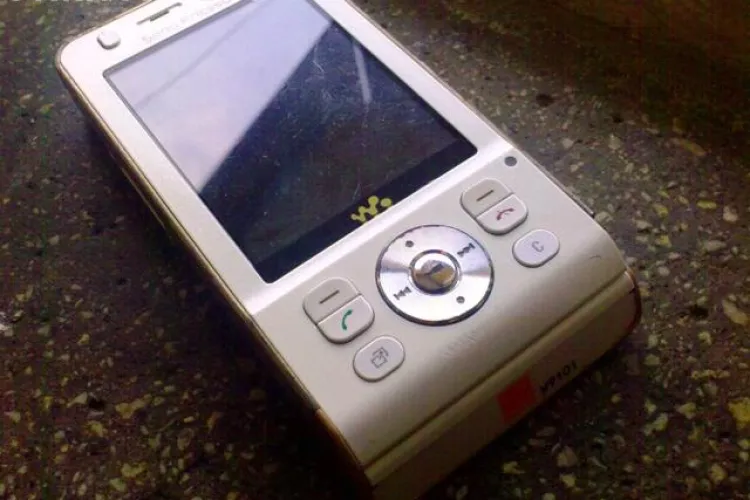 Clujeanca cercetata pentru ca "a pus mana" pe un telefon uitat pe o bordura