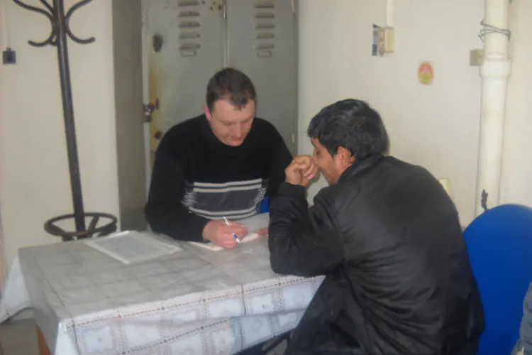 Tanar prins in timp ce comercializa petarde. Vezi VIDEO cu mama lui facandu-le scandal politistilor