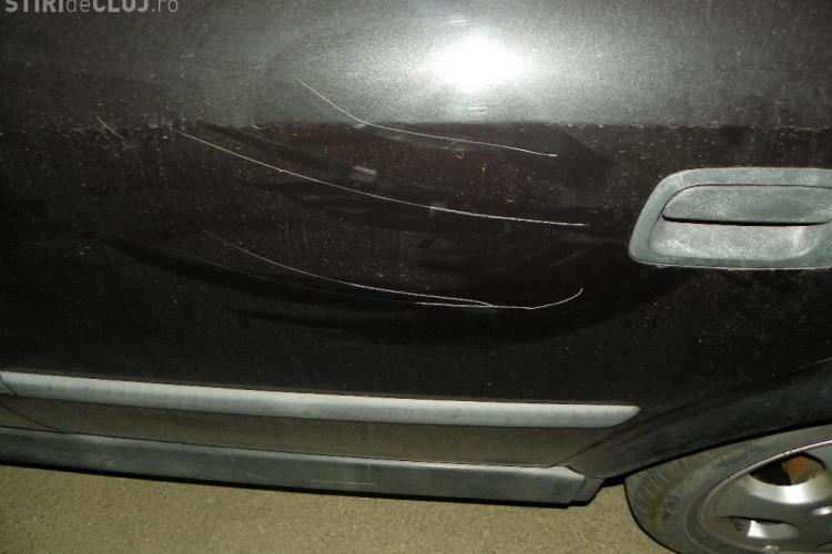 TUPEU! A zgariat portierele unei masini parcate chiar in fata Politiei Cluj-Napoca