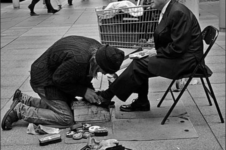 Clujenii isi pot lustrui pantofii pentru un scop caritabil