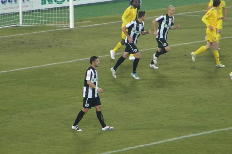 U Cluj - FC Vaslui 0-1 Adailton a inscris cu capul si l-a "ingropat" pe Ionut Badea FOTO