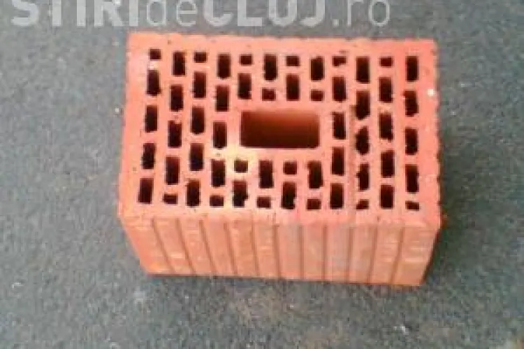 Scandal! I-a dat cu o caramida in cap pe strada Romulus Vuia