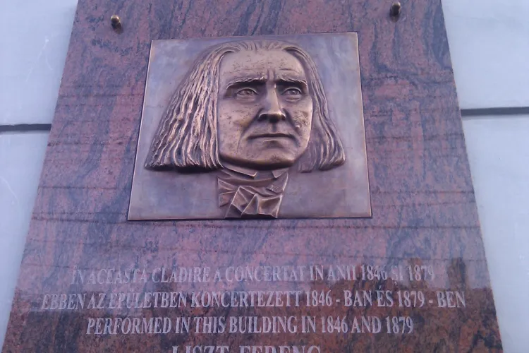 Placa memoriala cu numele maghiar al lui Franz Liszt, pe cladirea Muzeului Etnografic din Cluj FOTO