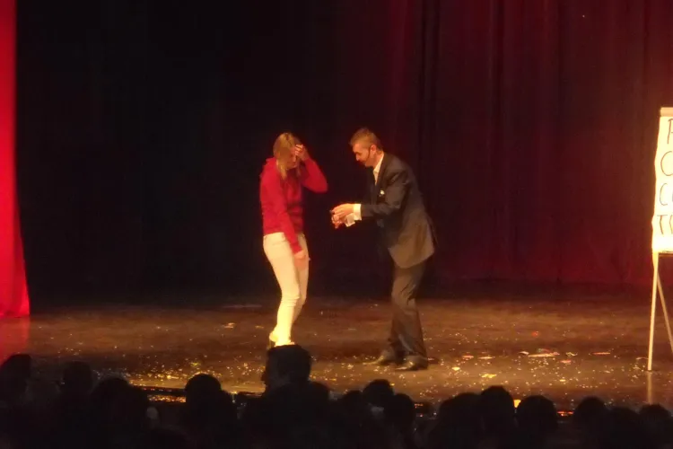 Mentalistul Cristian Gog a indoit o lingura doar cu o atingeri simple