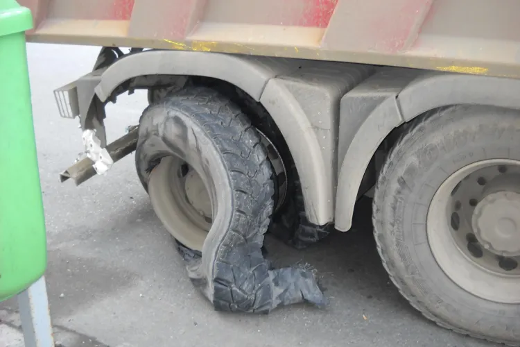 I-a explodat cauciucul in centrul Clujului. Trecatorii au tras o sperietura groaznica FOTO si VIDEO