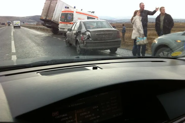 Accident pe centura Clujului. Un autocaminon a ajuns in sant-  Galerie FOTO