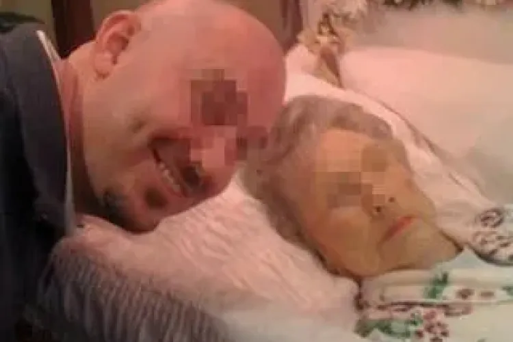 Ce fotografie a socat Facebook-ul! Un barbat s-a pozat zambind langa un sicriu