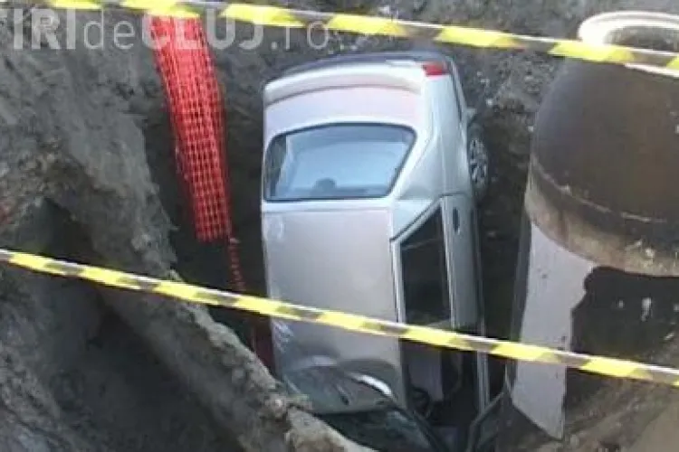 O masina a cazut intr-un "crater" din drum! Groapa a "inghitit" autoturismul VIDEO