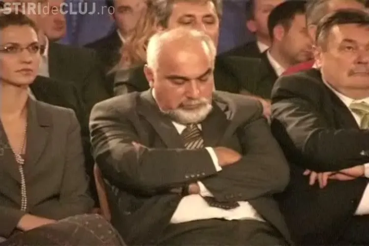 Varujan Vosganian a dormit pe rupte la Cluj, in timpul discursului lui Victor Ponta si Crin Antonescu VIDEO EXCLUSIV