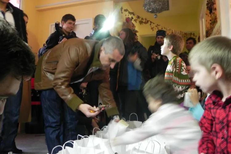 Jucatorii U Cluj l-au insotit pe Mos Nicolae la Centrul Pinochio