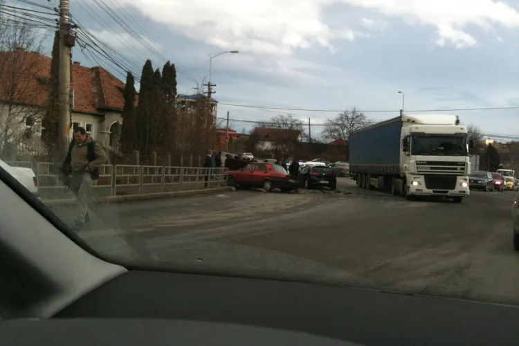 Accident pe Calea Baciului! Doua masini s-au lovit FOTO