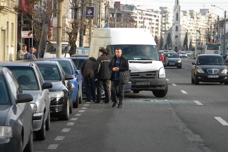 Accident pe Bulevardul 21 Decembrie in dreptul Intesa Sanpaolo Bank FOTO si VIDEO