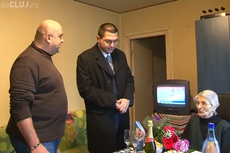 Doua clujence care au implinit 100 de ani, premiate de primarul interimar