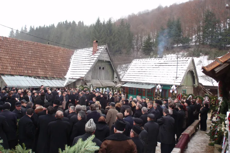 Tatal premierului Emil Boc a fost inmormantat! La ceremonie a asistat Traian Basescu, Udrea si sute de localnici FOTO
