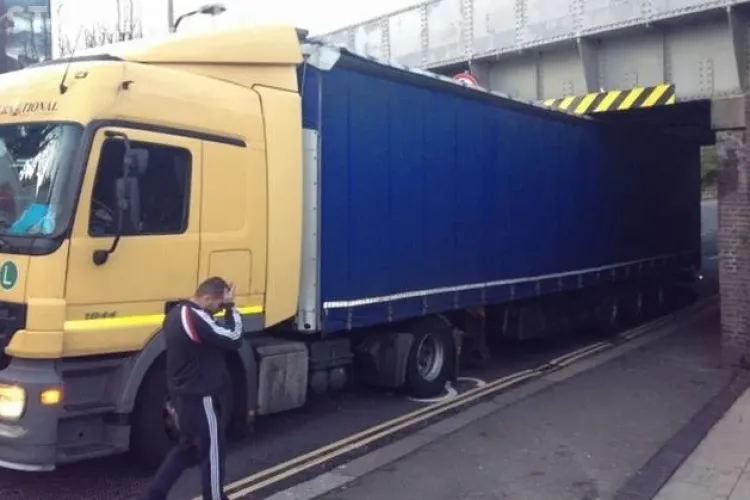 S-AU CRUCIT ENGLEZII! Un roman a ramas cu TIR -ul blocat sub un pod FOTO