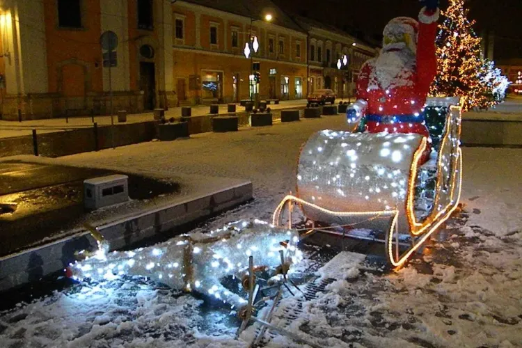 Renul lui Mos Craciun, de pe Bulevardul Eroilor, vandalizat VIDEO