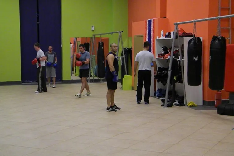 Baietii duri ard calorii la kickbox dupa Anul Nou, alaturi de "Fane" de la Gimmy VIDEO si FOTO (P)