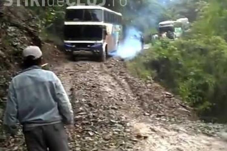 Imagini de pe cel mai periculos drum din lume! Vezi momentul in care un autobuz cade in prapastie VIDEO