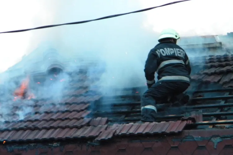 Incendiu pe strada Garii din Baciu! Acoperisul unei case de chirpici a luat foc