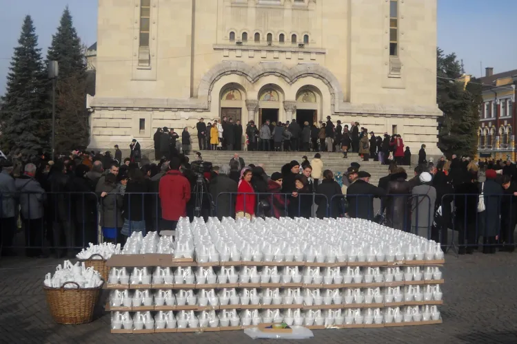 Mii de oameni au stat sa primeasca apa sfintita la Catedrala Mitropolitana FOTO si VIDEO