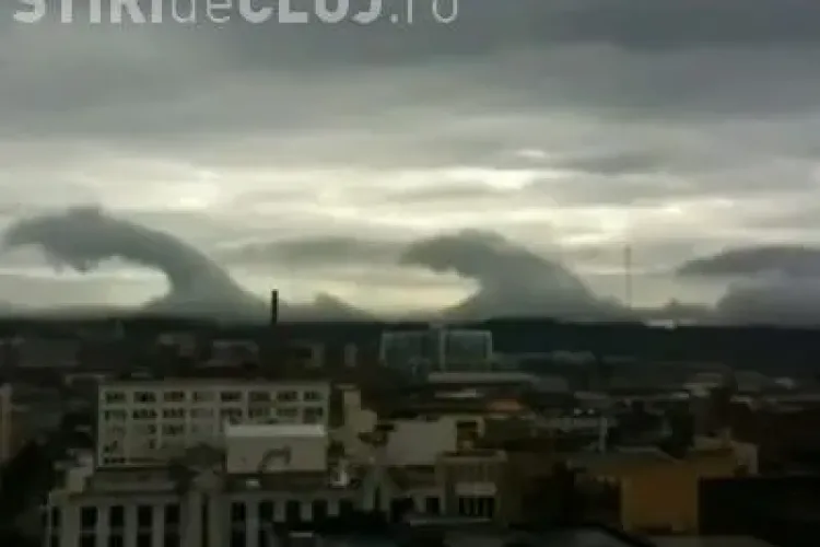 Tsunami pe cer! Norii formeaza niste valuri spectaculoase si bizare VIDEO