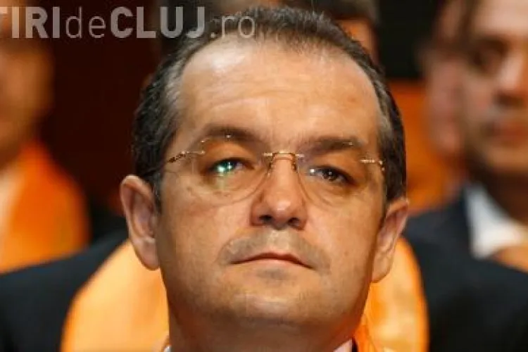 Ce cadouri le-a facut Boc angajatilor de la Guvern! Totul a fost invelit in ambalaj portocaliu