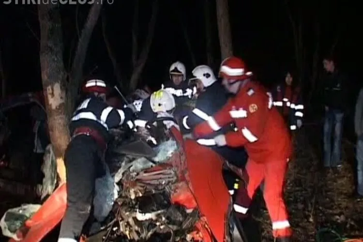 Accident mortal la Nima! O masina s-a "incolacit" pur si simplu in jurul unui copac in urma impactului VIDEO