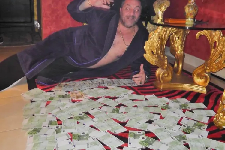 Cum ureaza un interlop clujean "Sarbatori Fericite"! Nelson Mondialu numara teancul de bani VIDEO