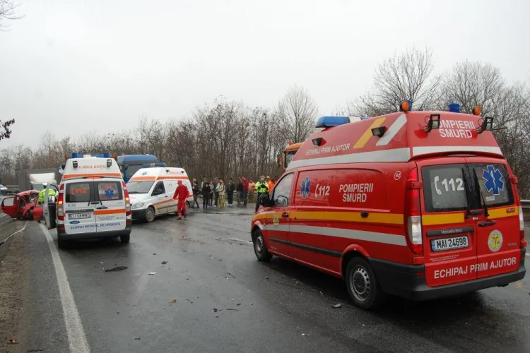 Accident la Paniceni. Un minor a fost grav ranit dupa ce masina in care era a iesit in decor