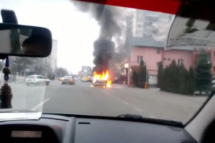 Taximetru in flacari, pe strada Constantin Brancusi, in fata hotelului Opal VIDEO