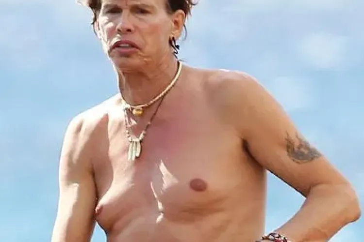 Solistul de la Aerosmith, scarbos pe o plaja din Hawaii FOTO