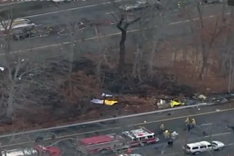 Avion prabusit pe o autostrada din statul New Jersey! Au murit cinci oameni - VIDEO