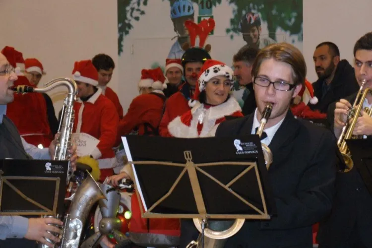 Mos Craciun a colindat Clujul pe bicicleta FOTO