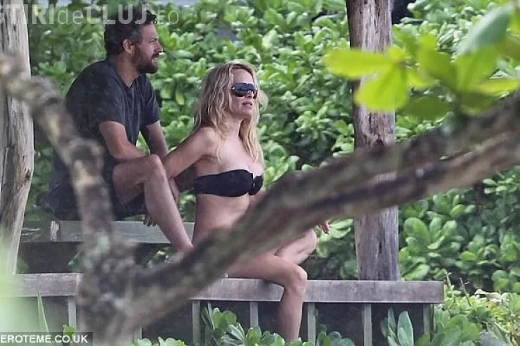 Pamela Anderson, in costum de baie. Vezi FOTO cum arata vedeta la 44 de ani