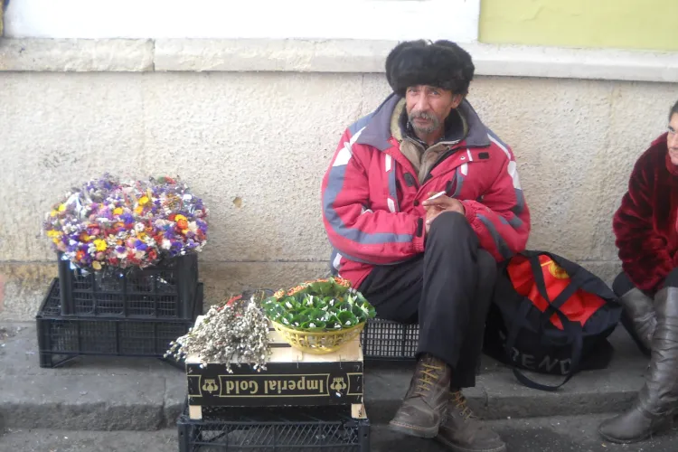 Au aparut primii ghiocei din an si deja au fost pusi la vanzare in centrul orasului