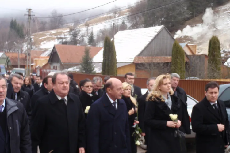 Basescu, Udrea, Blaga si Anastase pleaca de la Cluj cu un avion inchiriat de la TAROM