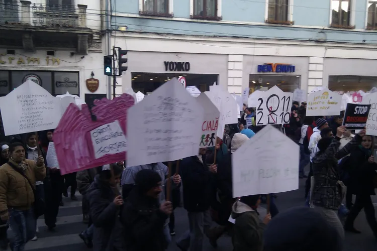 Tiganii mutati de pe Coastei la Pata Rat au protestat in centrul Clujului VIDEO si FOTO